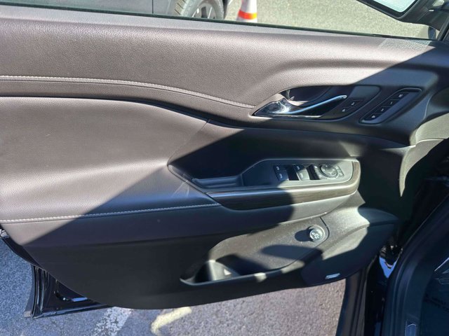 Used 2022 GMC Acadia SLT w/ Technology Package image 17