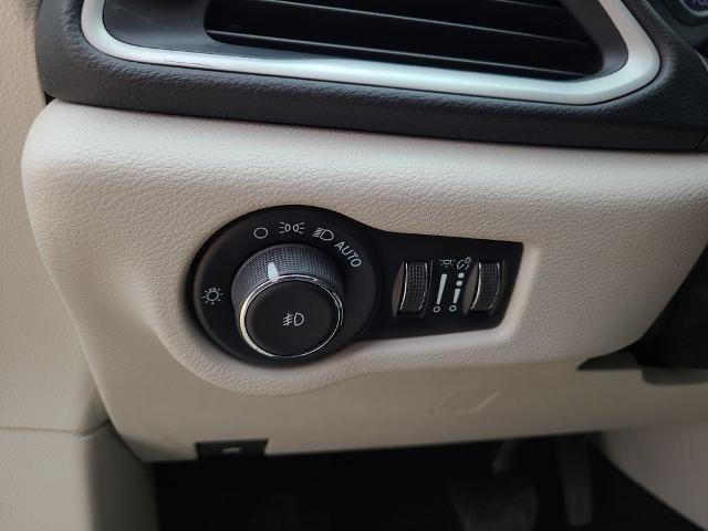 Used 2023 Chrysler Pacifica Touring-L FWD image 22