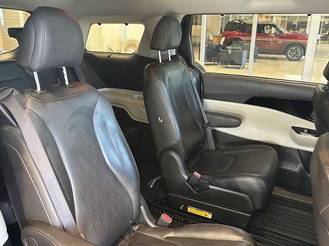 Used 2024 Kia Carnival EX image 26