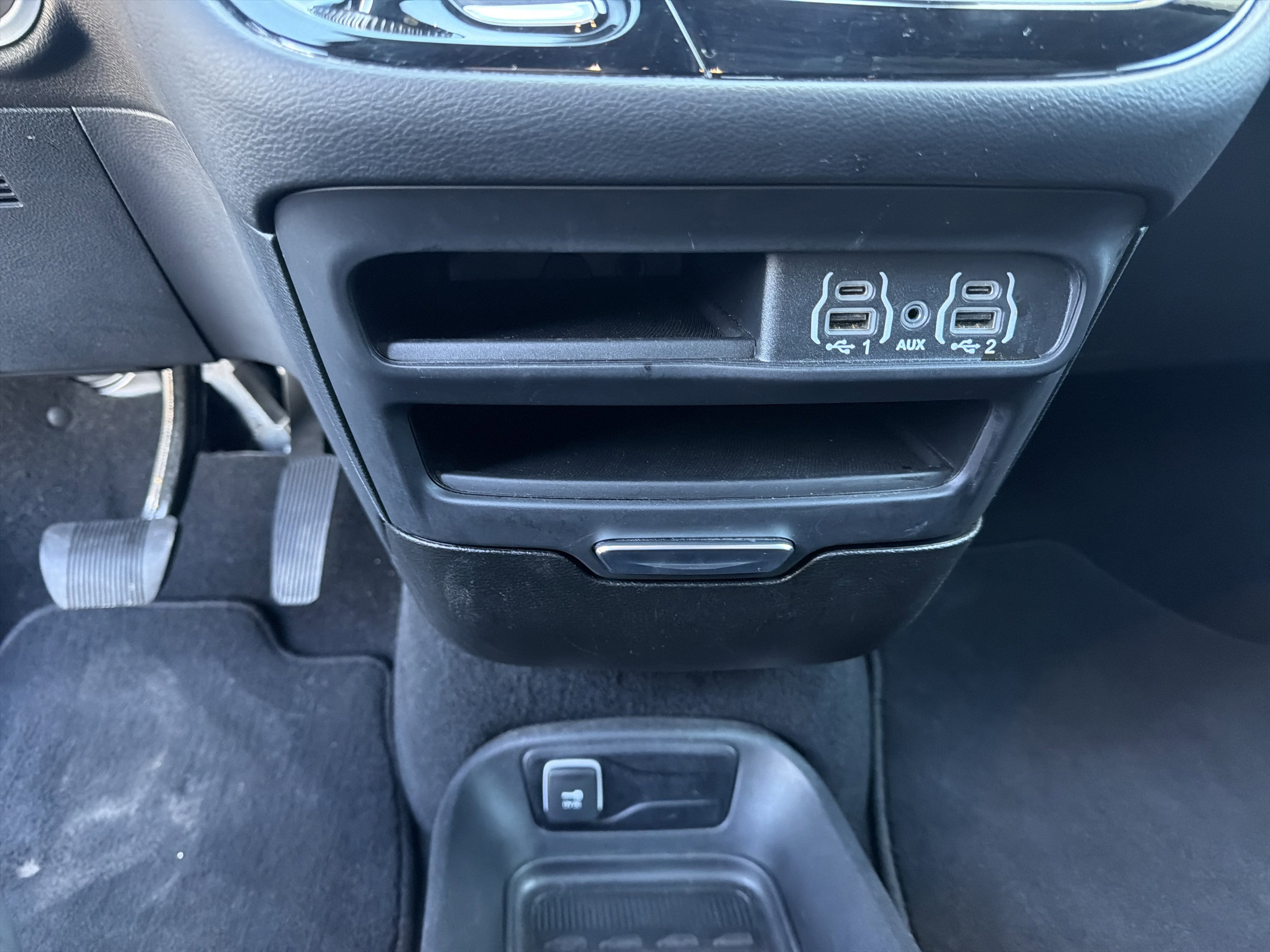Used 2025 Chrysler Pacifica Select image 39