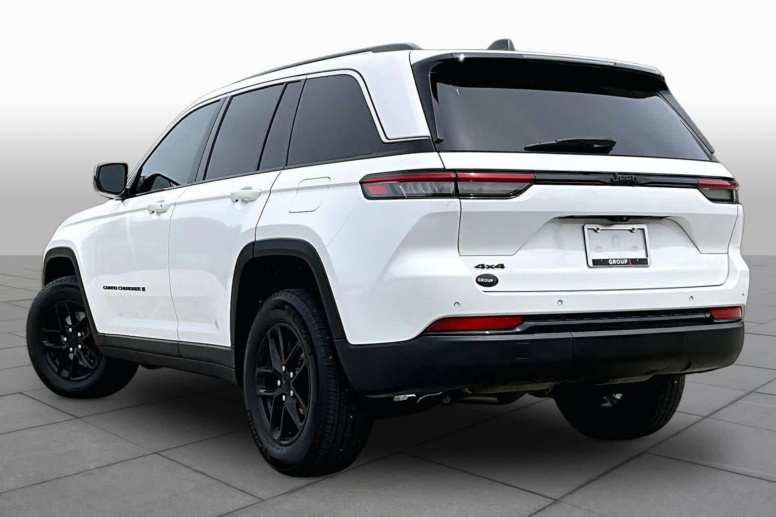 Used 2023 Jeep Grand Cherokee Laredo w/ Luxury Tech Group I AWD/4WD image 12