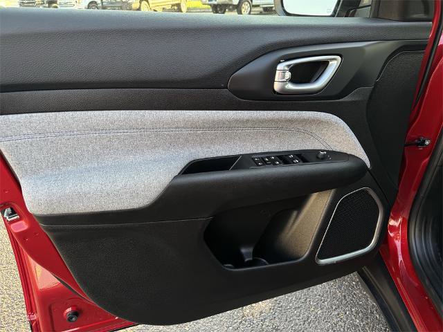 Used 2025 Jeep Compass Latitude image 12