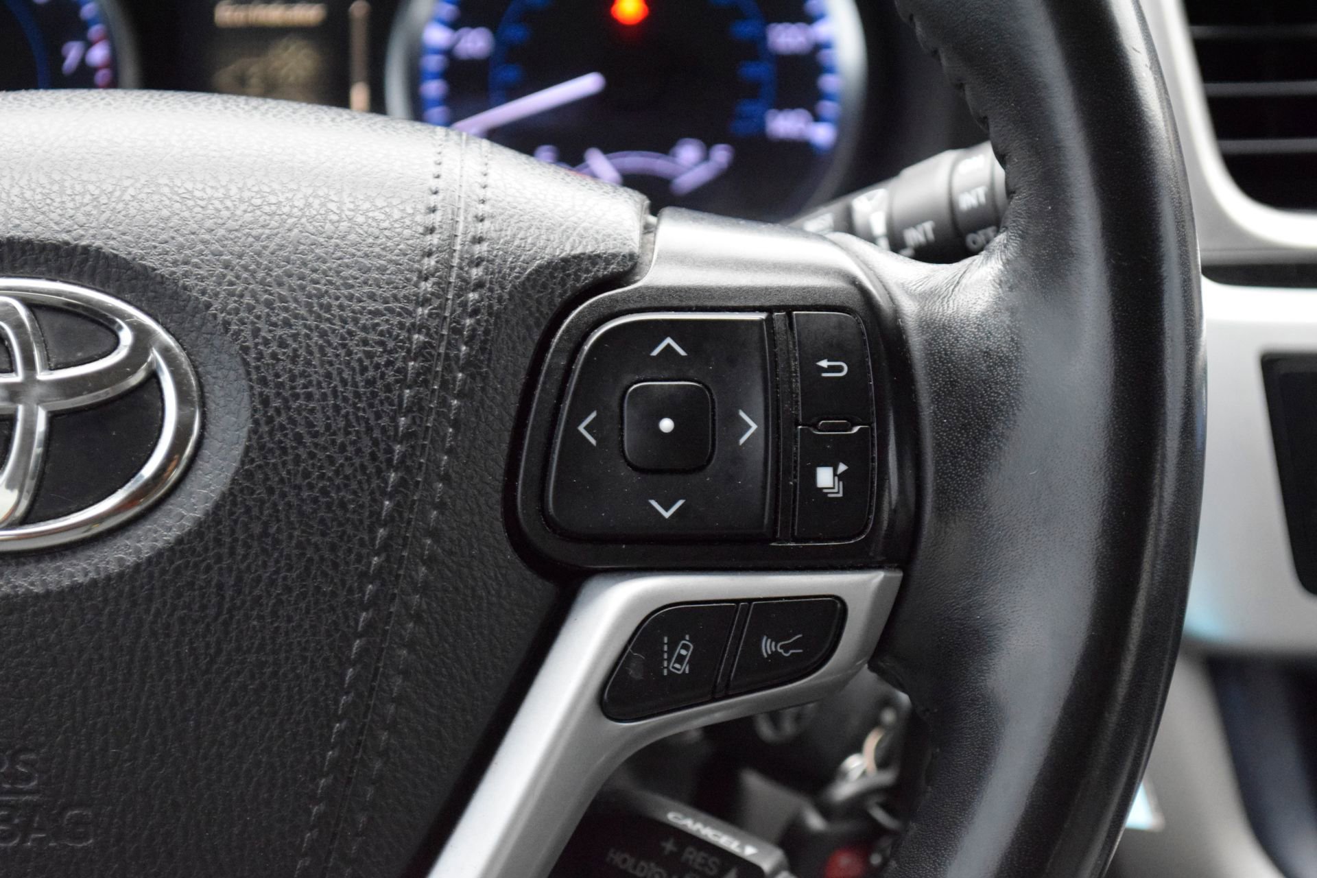 Used 2019 Toyota Highlander Plus FWD image 10