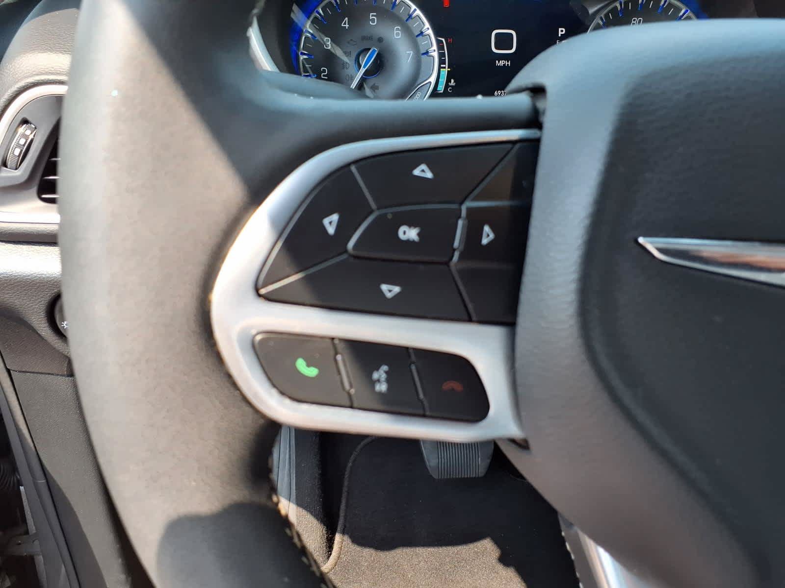 Used 2025 Chrysler Pacifica Select FWD image 6