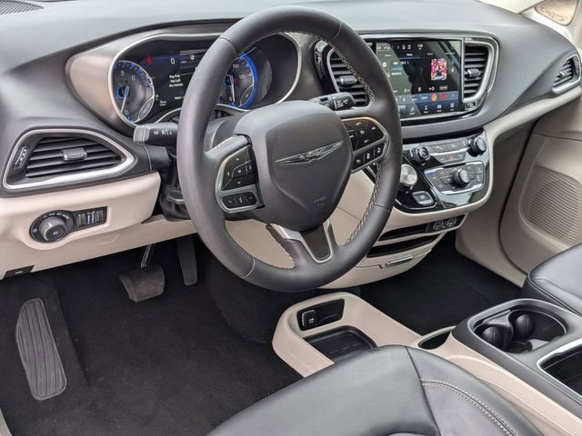 Used 2024 Chrysler Pacifica Touring-L FWD image 11