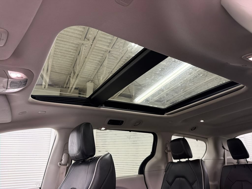 Used 2023 Chrysler Pacifica Limited FWD image 10