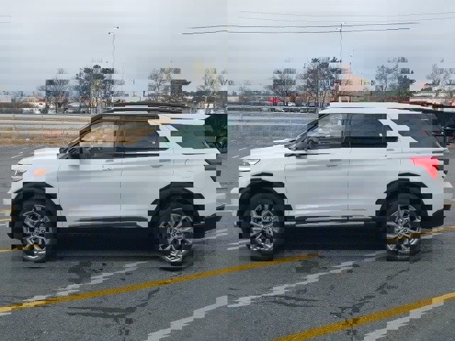 Certified 2021 Ford Explorer XLT w/ Equipment Group 202A image 5