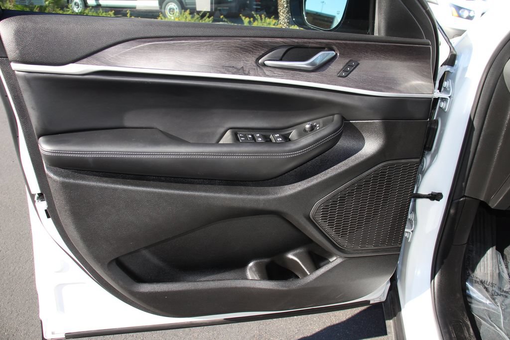 Used 2025 Jeep Grand Cherokee L Limited AWD/4WD image 22