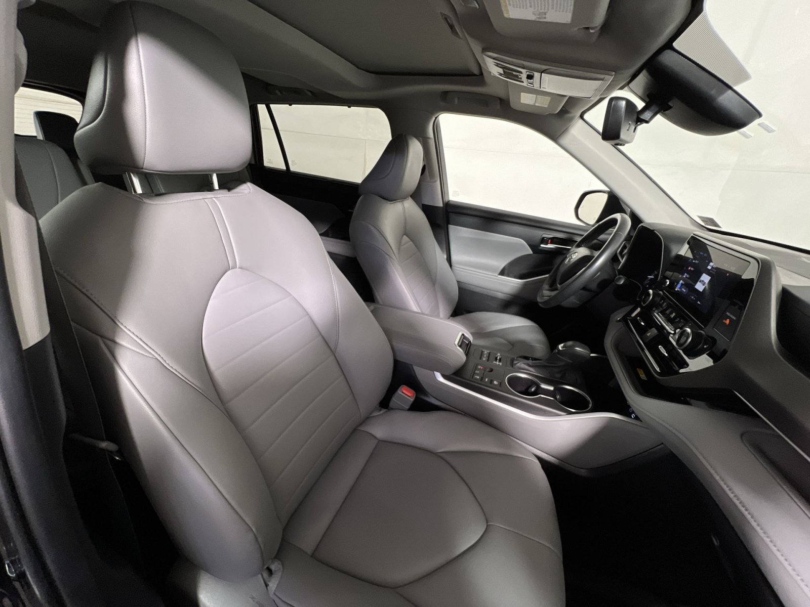 Used 2024 Toyota Highlander XLE AWD/4WD image 27