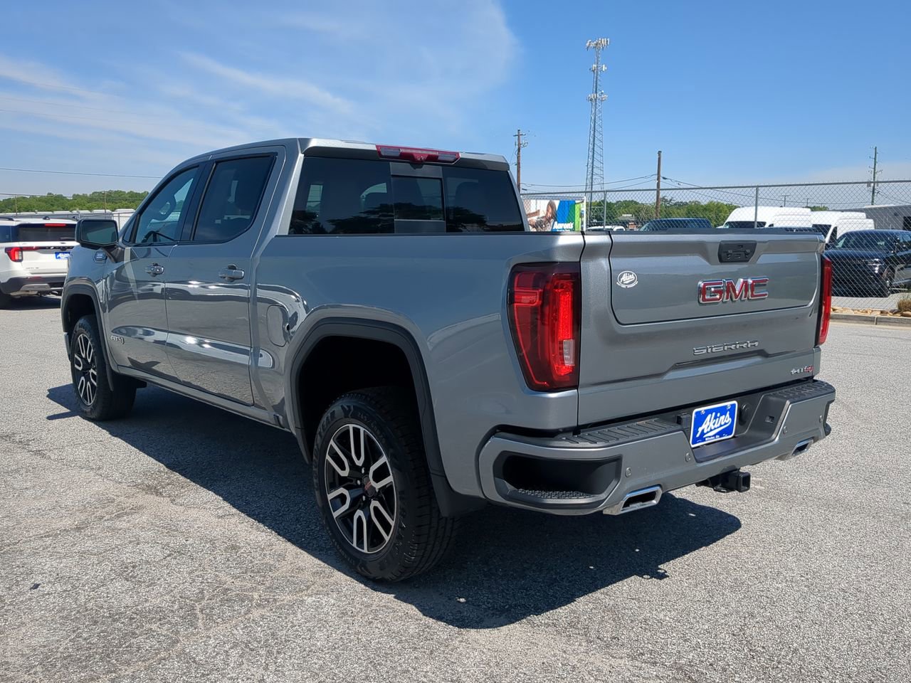 Used 2023 GMC Sierra 1500 AT4 w/ Technology Package AWD/4WD image 5