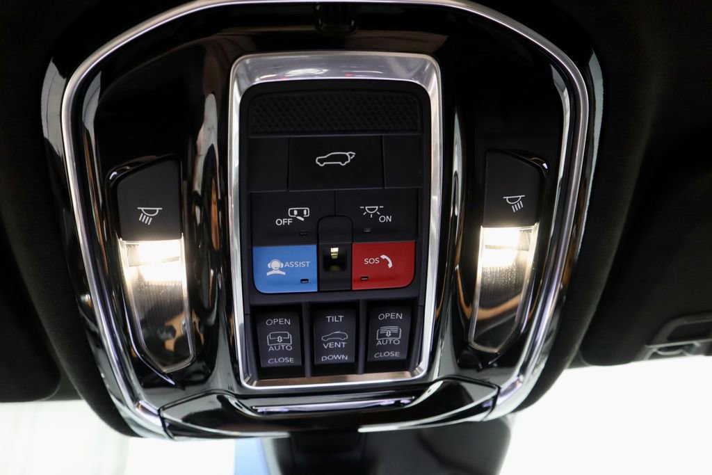 Used 2022 Jeep Grand Cherokee Summit AWD/4WD image 36