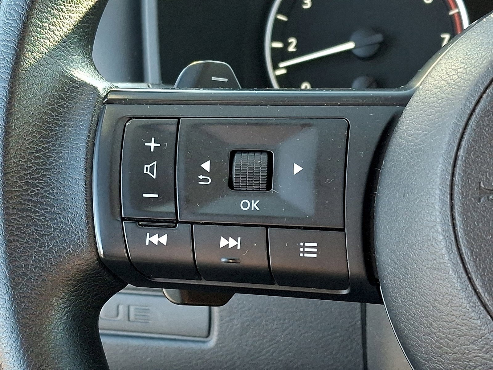 Used 2023 Nissan Rogue S image 19