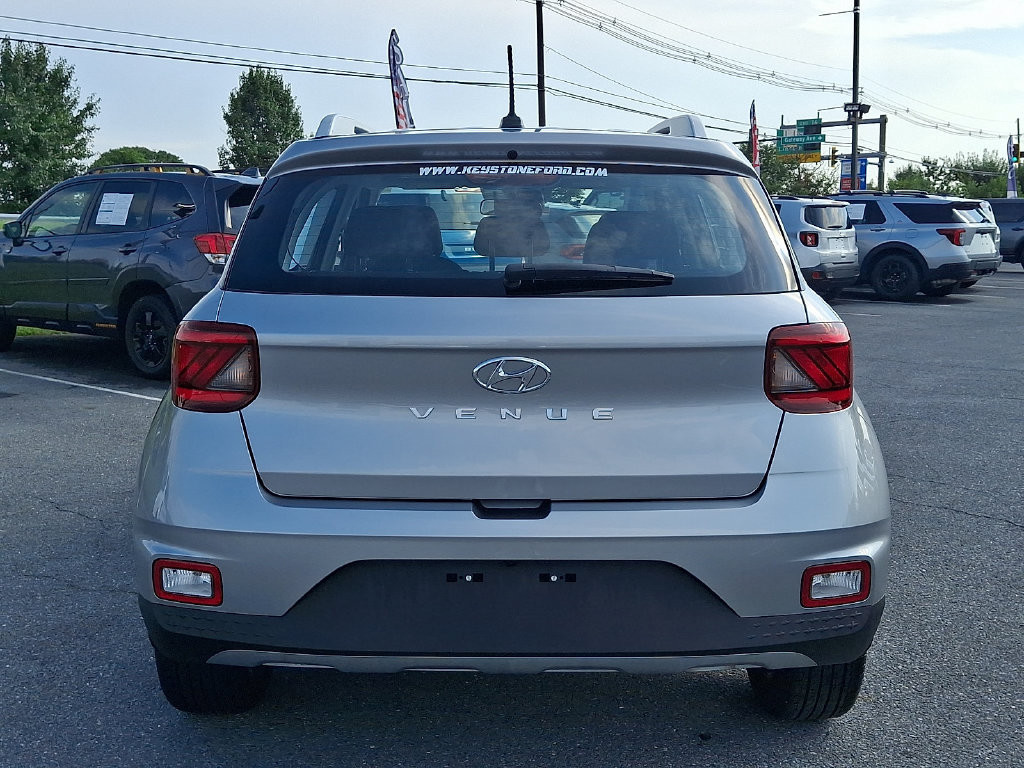 Used 2024 Hyundai Venue SEL FWD image 5