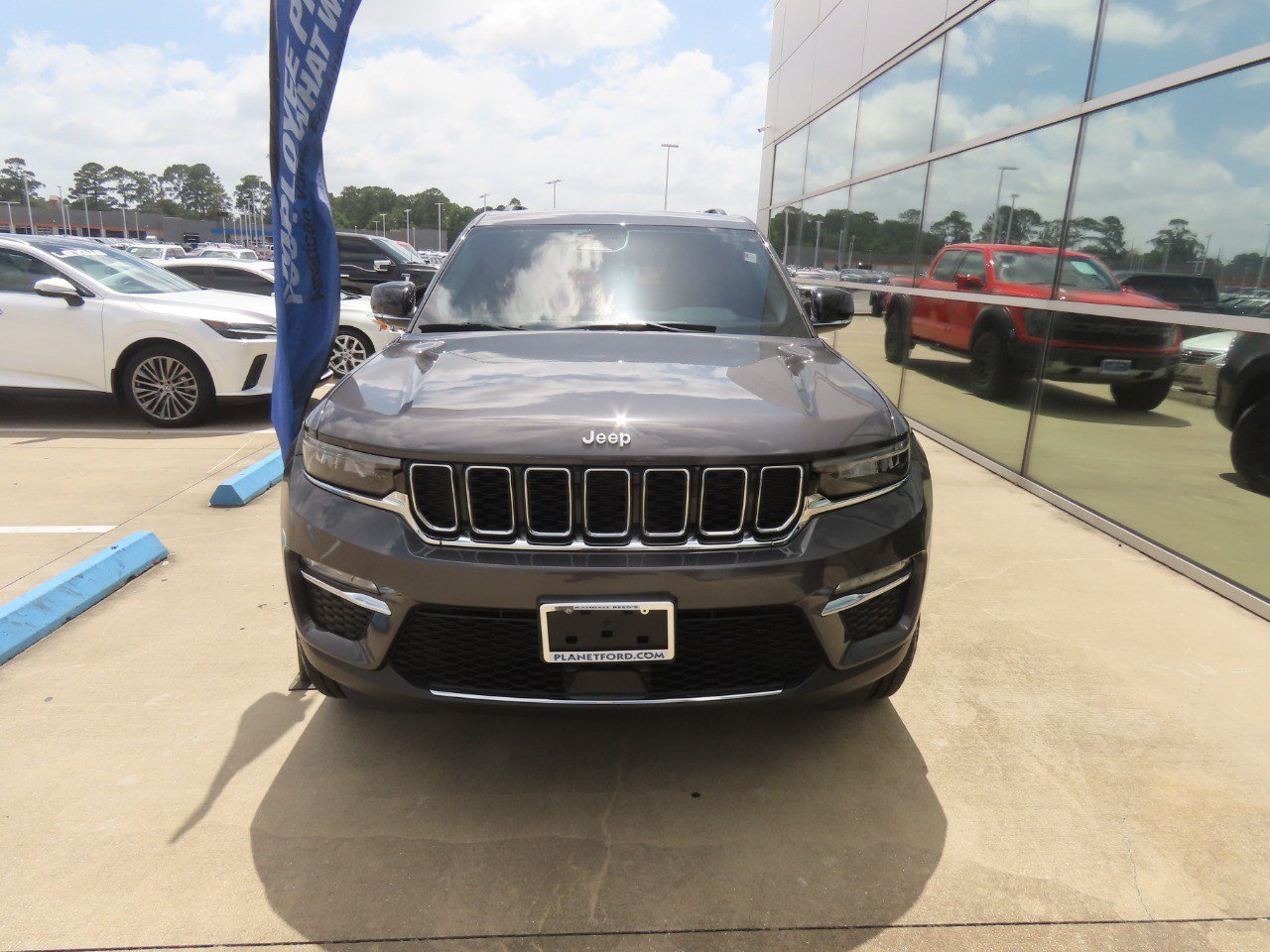 Used 2024 Jeep Grand Cherokee Limited AWD/4WD image 5