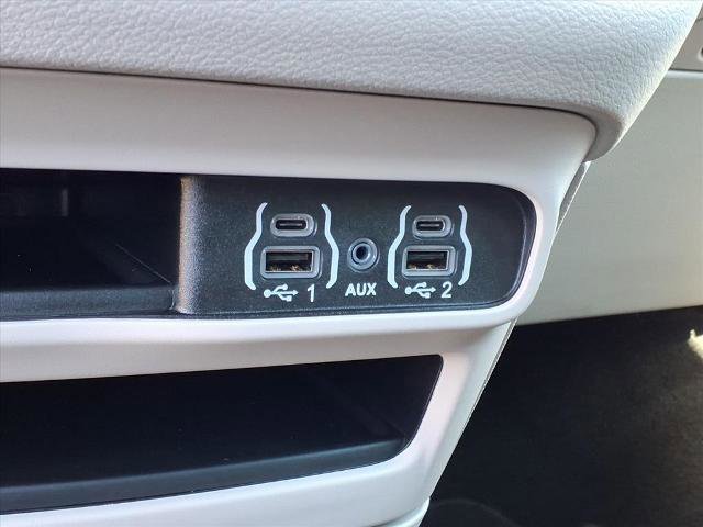 Used 2024 Chrysler Pacifica Touring-L image 18