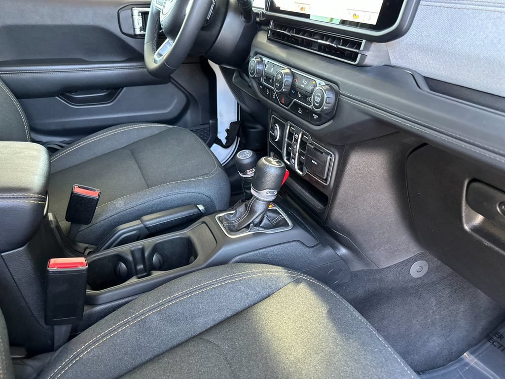 Used 2025 Jeep Wrangler Unlimited Sahara AWD/4WD image 15