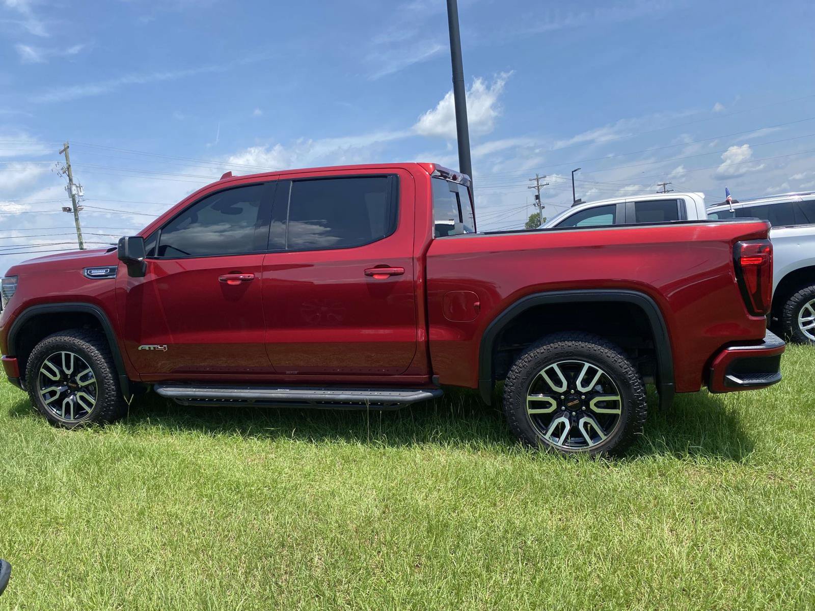Used 2023 GMC Sierra 1500 AT4 w/ Technology Package AWD/4WD image 4