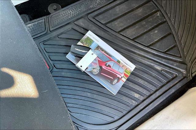 Used 2023 Chrysler Voyager LX image 12