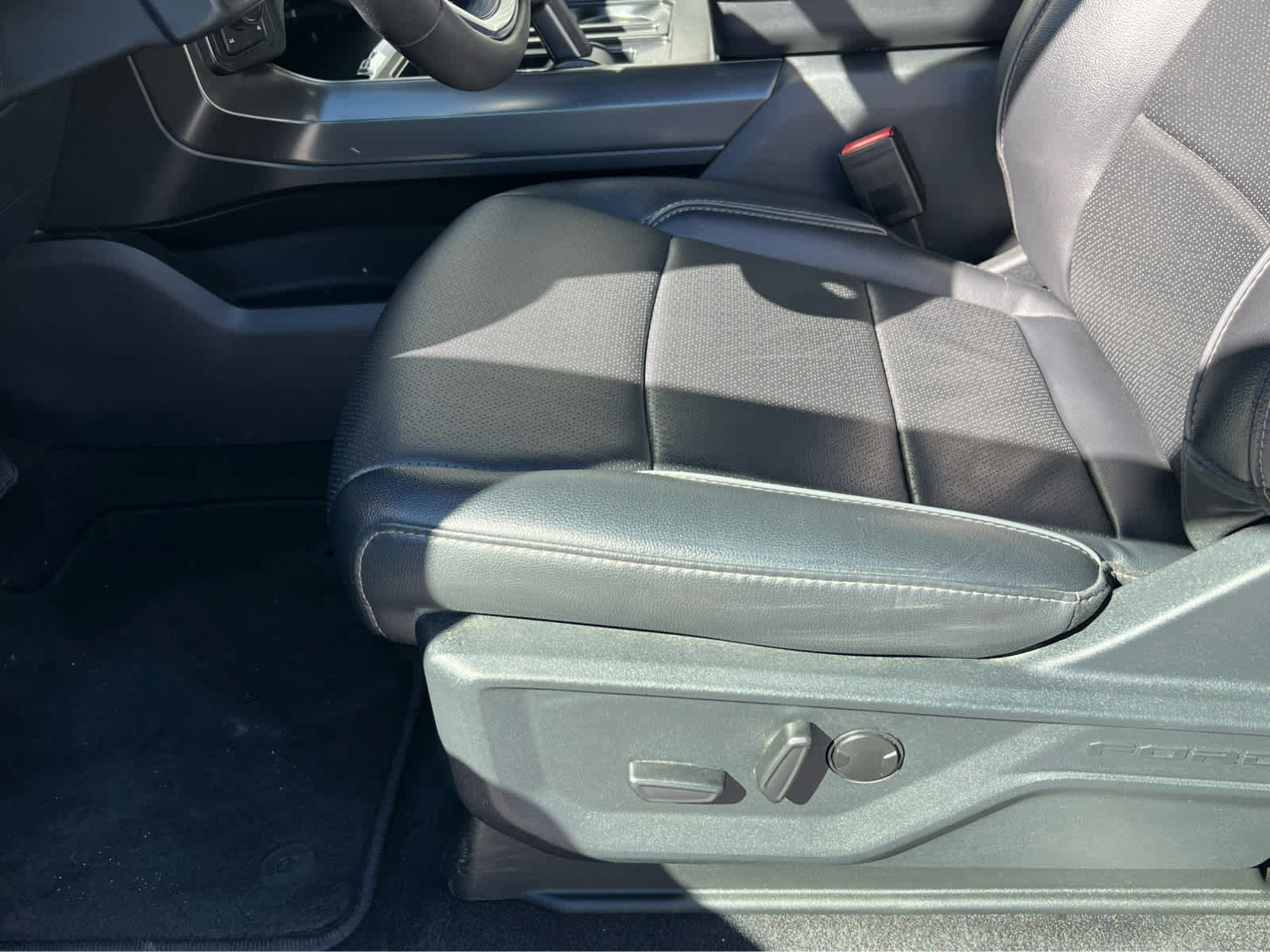 Certified 2025 Ford F150 Lariat image 31