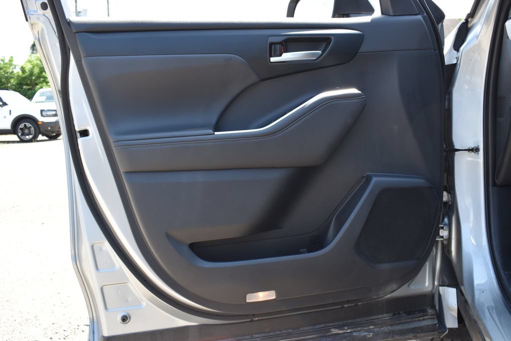 Used 2025 Toyota Highlander XLE AWD/4WD image 8