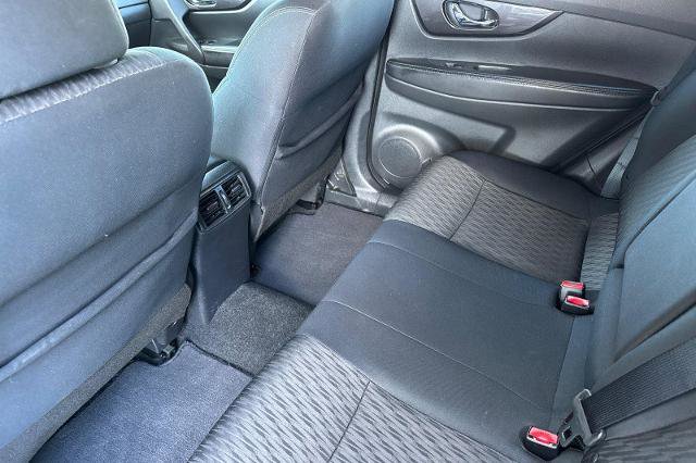 Used 2019 Nissan Rogue SV w/ Premium Package image 12