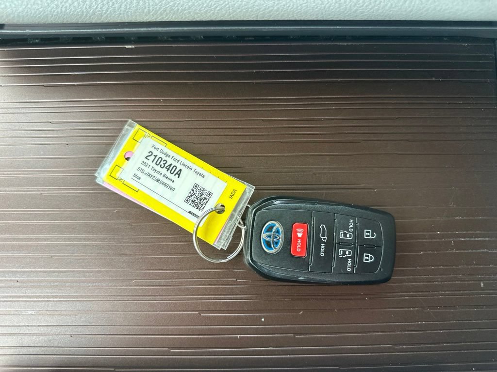 Used 2021 Toyota Sienna XLE w/ XLE Plus Package FWD image 49