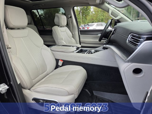 Used 2023 Jeep Wagoneer L Series II w/ Premium Group I AWD/4WD image 19