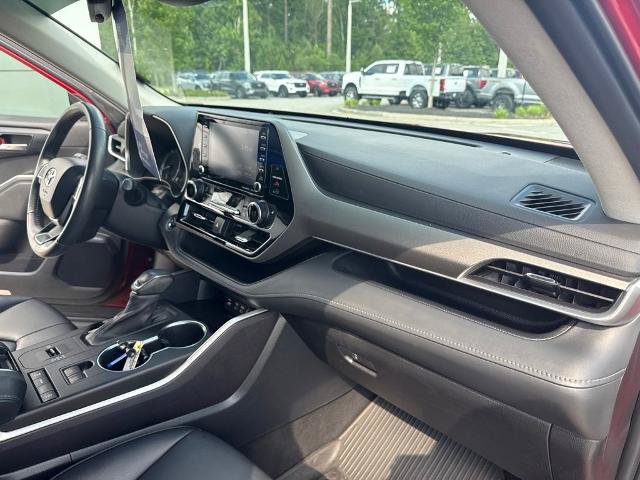 Used 2022 Toyota Highlander XLE FWD image 31