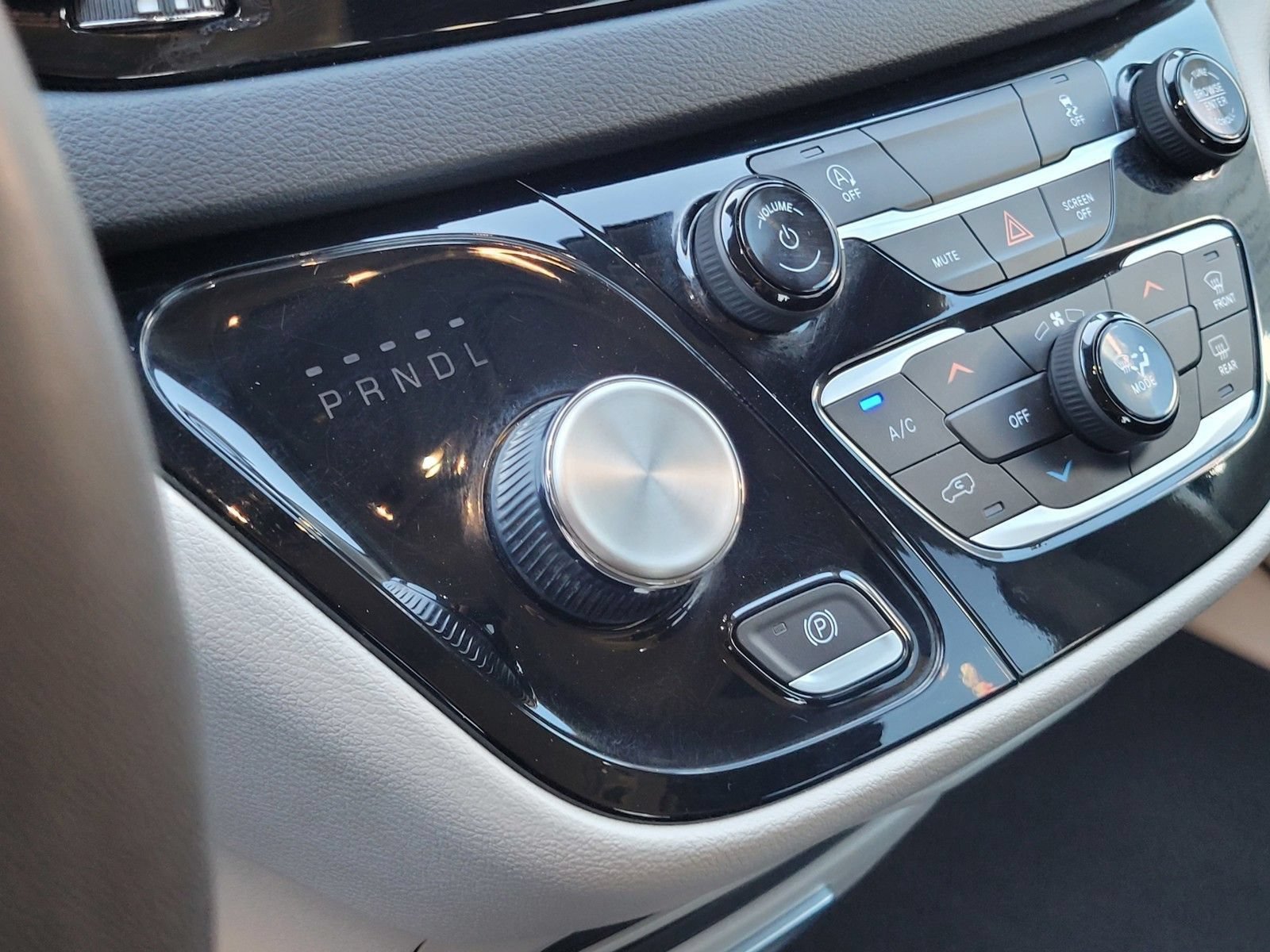 Used 2024 Chrysler Voyager LX FWD image 20