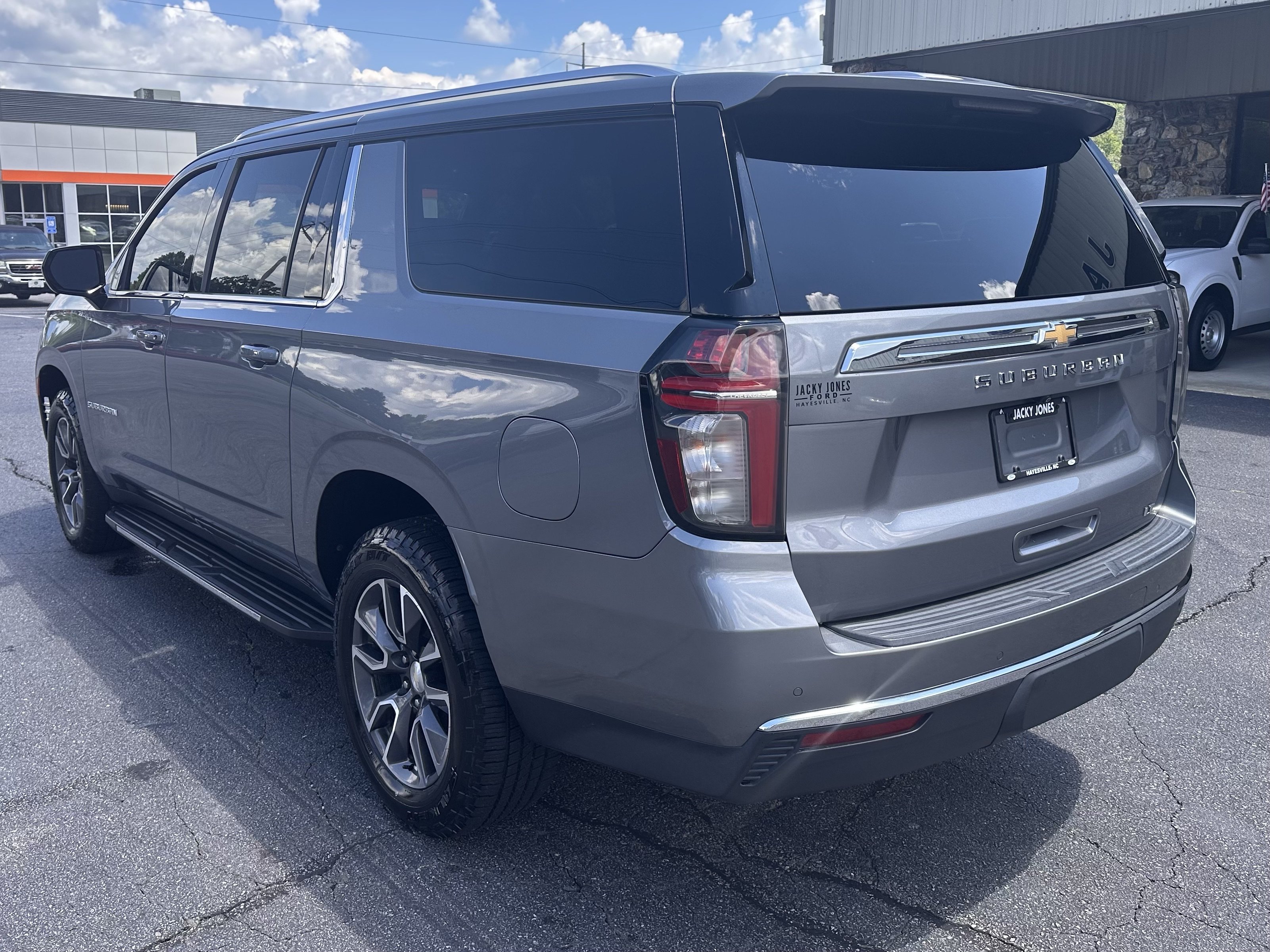 Used 2022 Chevrolet Suburban LT AWD/4WD image 8