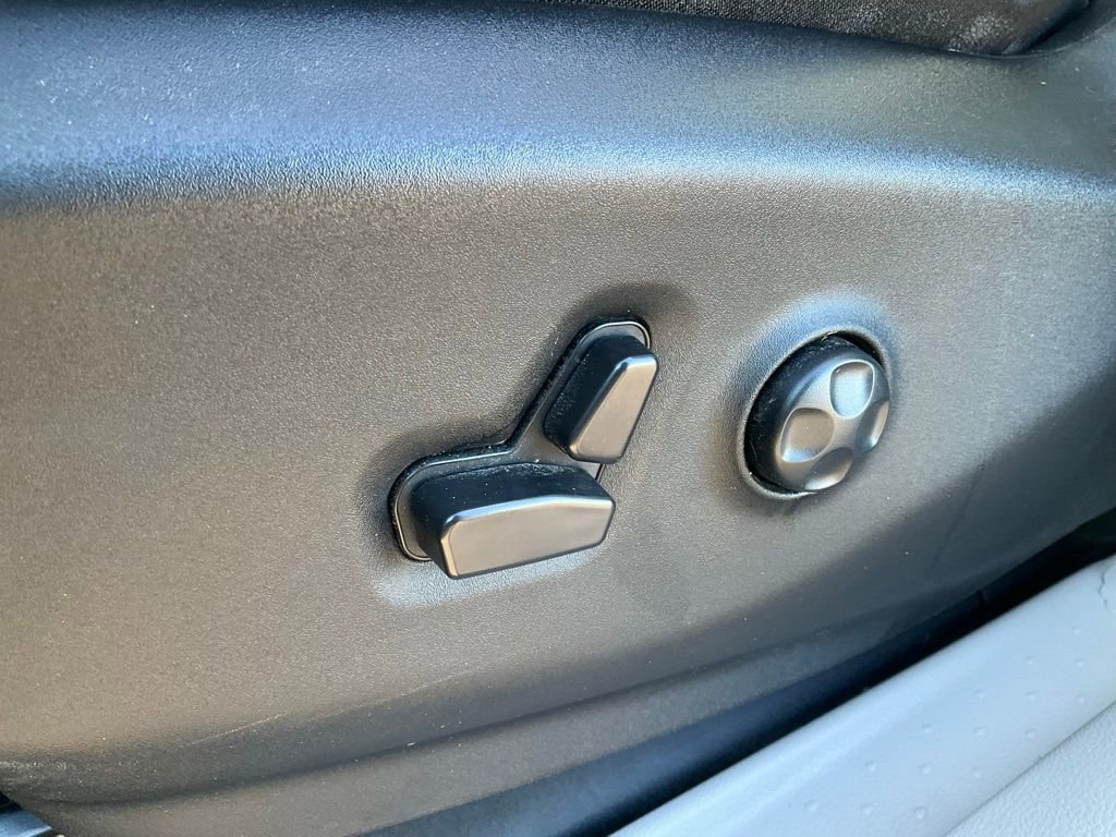 Used 2024 Chrysler Pacifica Touring-L image 28