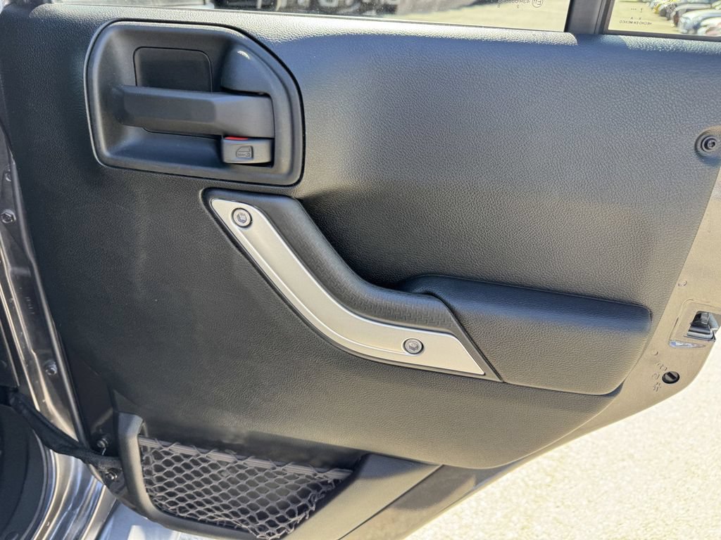 Used 2018 Jeep Wrangler Unlimited Sahara w/ Connectivity Group AWD/4WD image 11