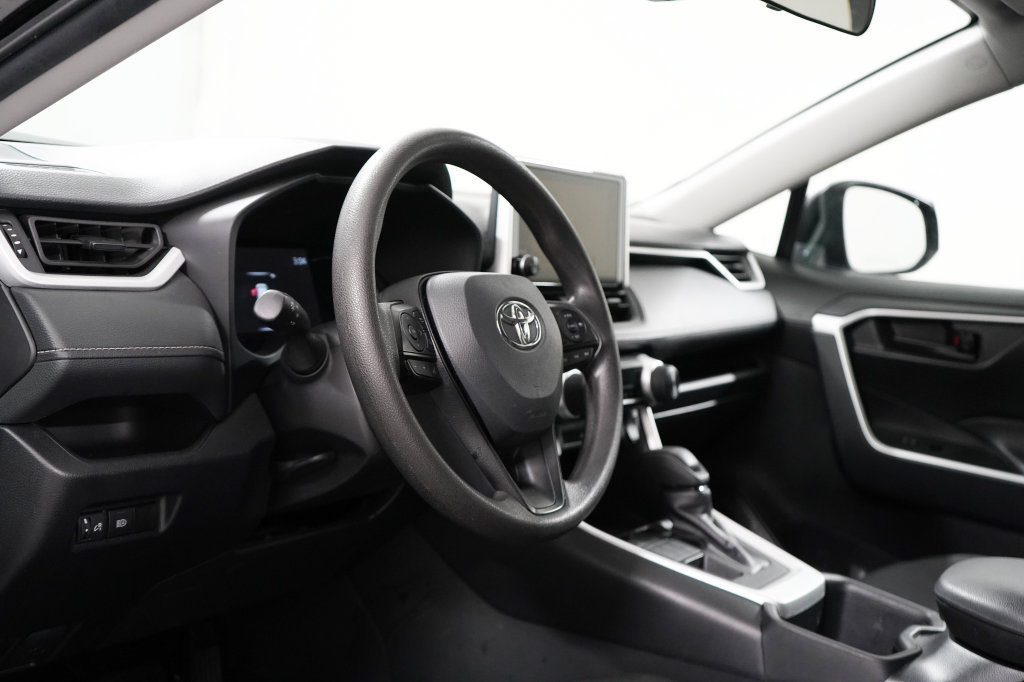 Used 2025 Toyota RAV4 LE AWD/4WD image 15