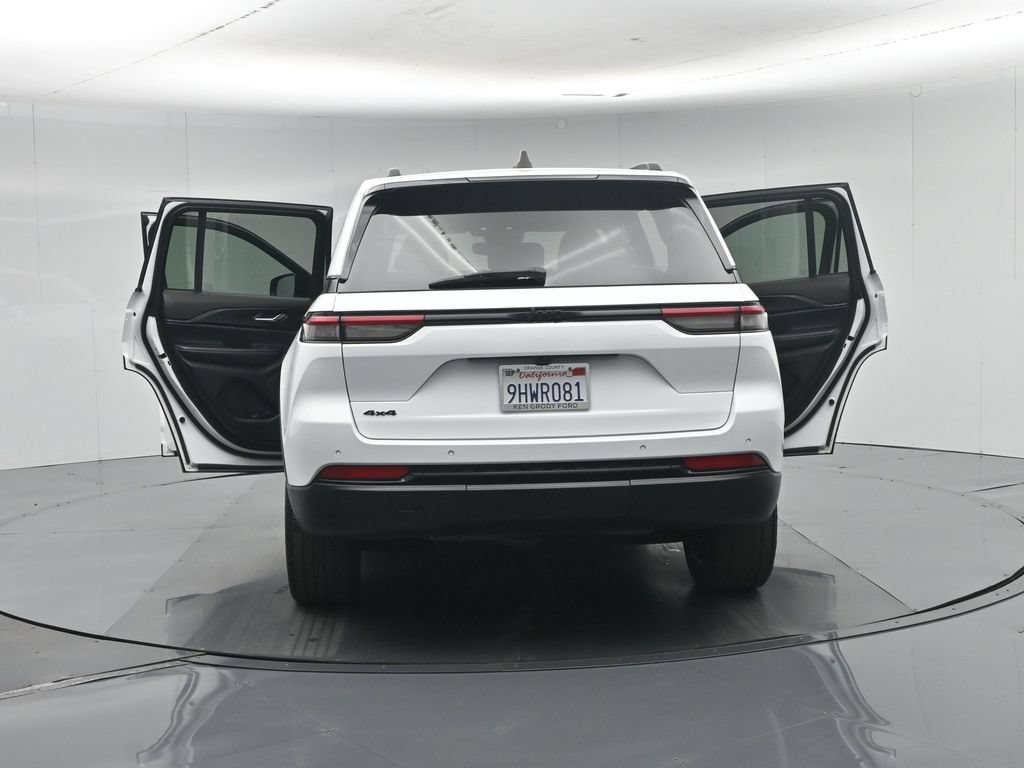 Used 2023 Jeep Grand Cherokee Altitude AWD/4WD image 37
