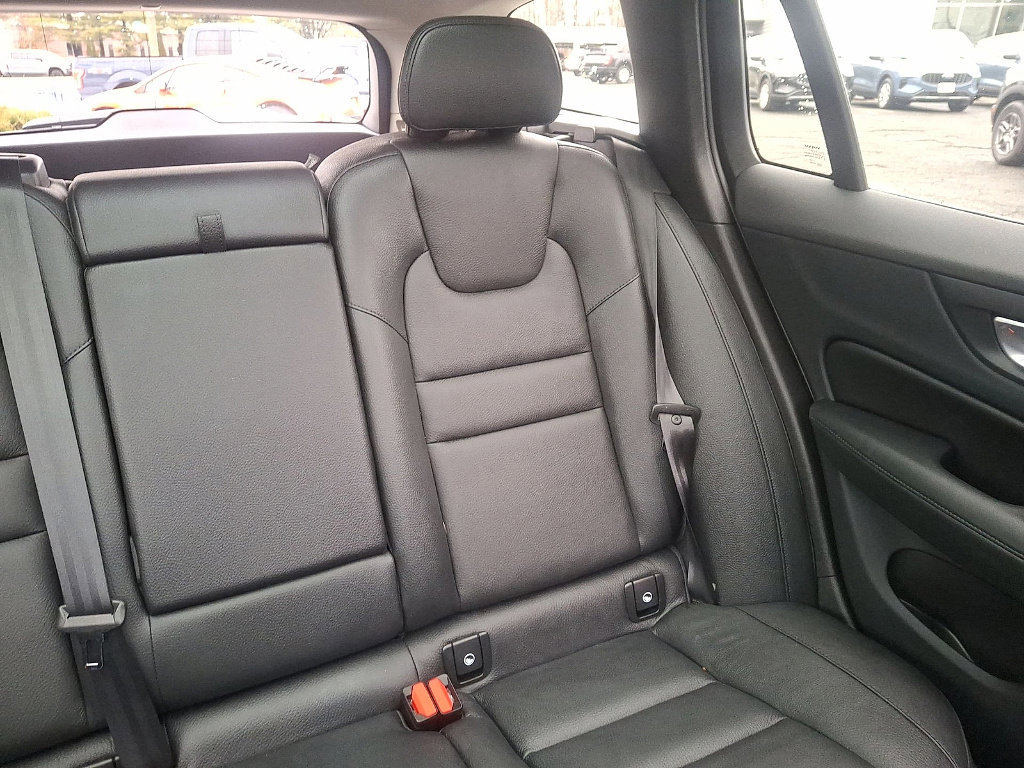 Used 2023 Volvo V60 B5 Cross Country Plus image 19