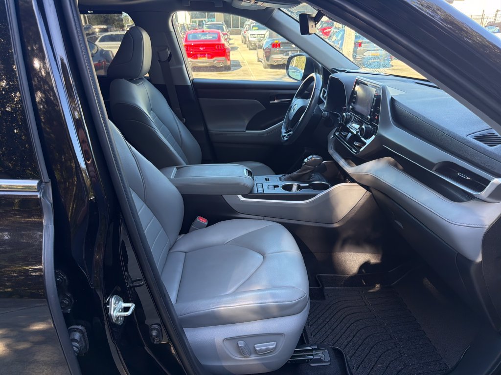 Used 2020 Toyota Highlander XLE FWD image 29