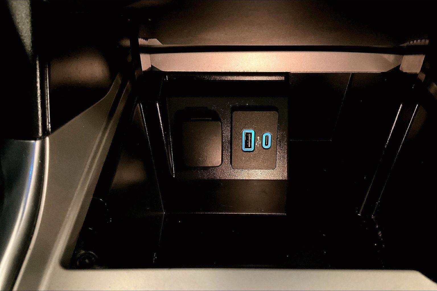 Certified 2022 Ford Explorer XLT w/ Equipment Group 202A image 32