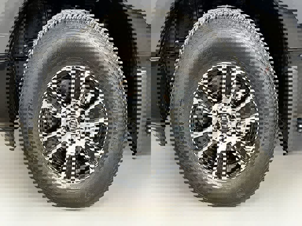 Used 2024 Nissan Titan SV w/ SV Convenience Package image 11