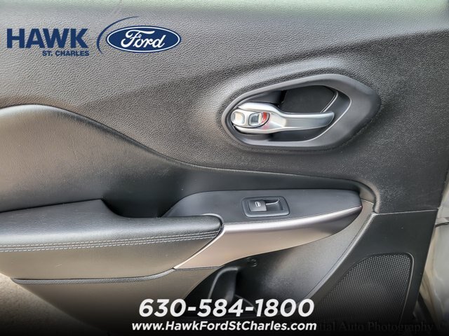 Used 2019 Jeep Cherokee Latitude Plus w/ Comfort/Convenience Group AWD/4WD image 17