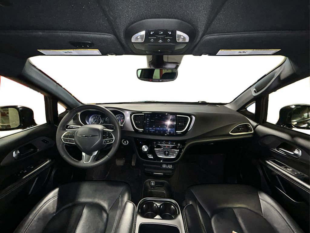 Used 2025 Chrysler Pacifica Select image 30