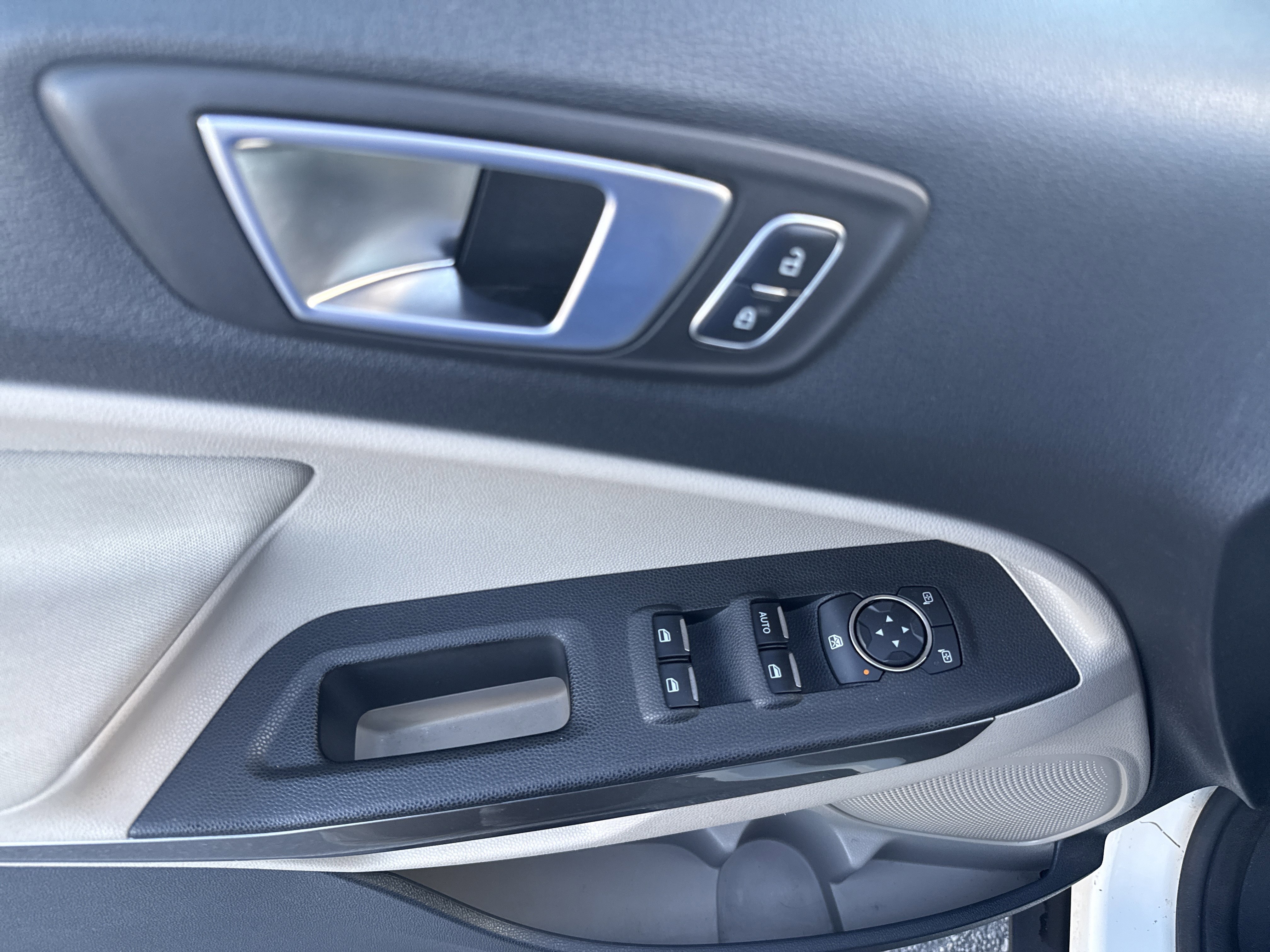 Certified 2018 Ford EcoSport SE w/ SE Cold Weather Package image 14