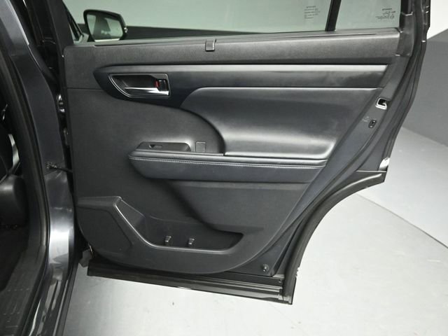 Used 2021 Toyota Highlander XLE AWD/4WD image 29