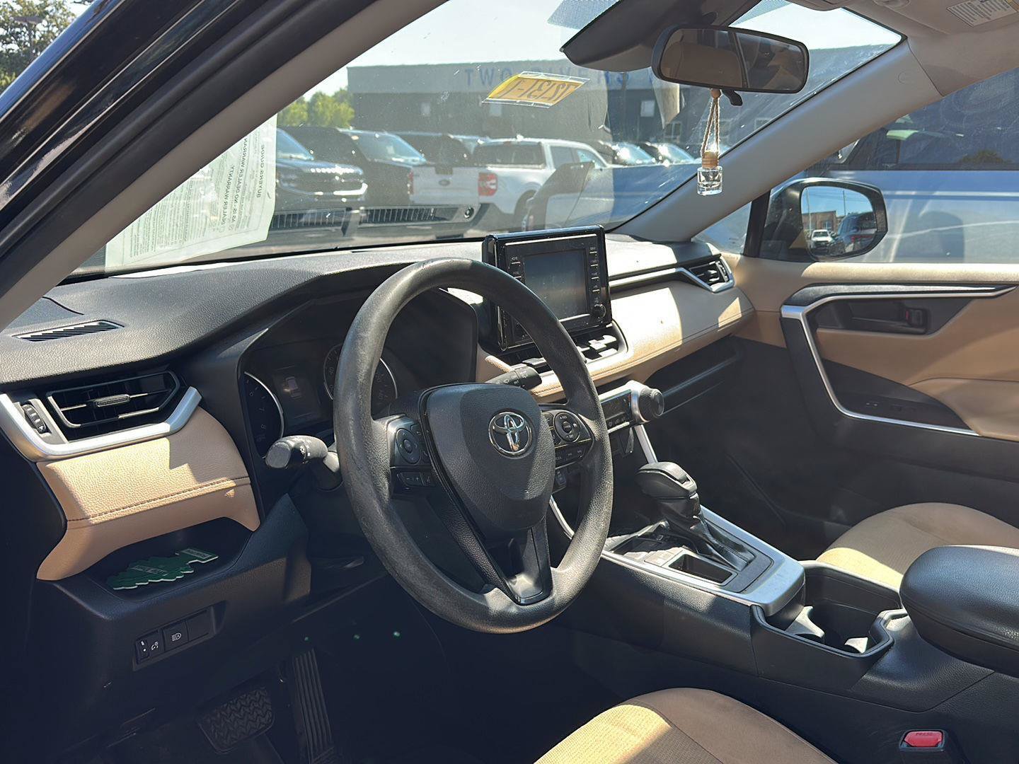 Used 2019 Toyota RAV4 LE FWD image 2