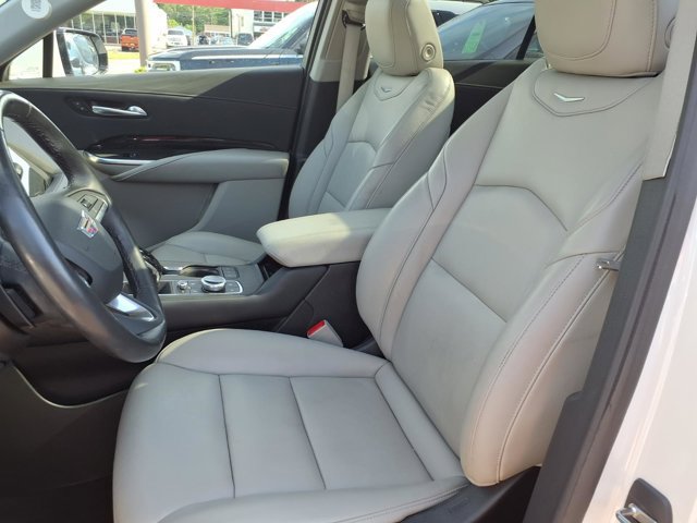 Used 2023 Cadillac XT4 Premium Luxury w/ Technology Package AWD/4WD image 5