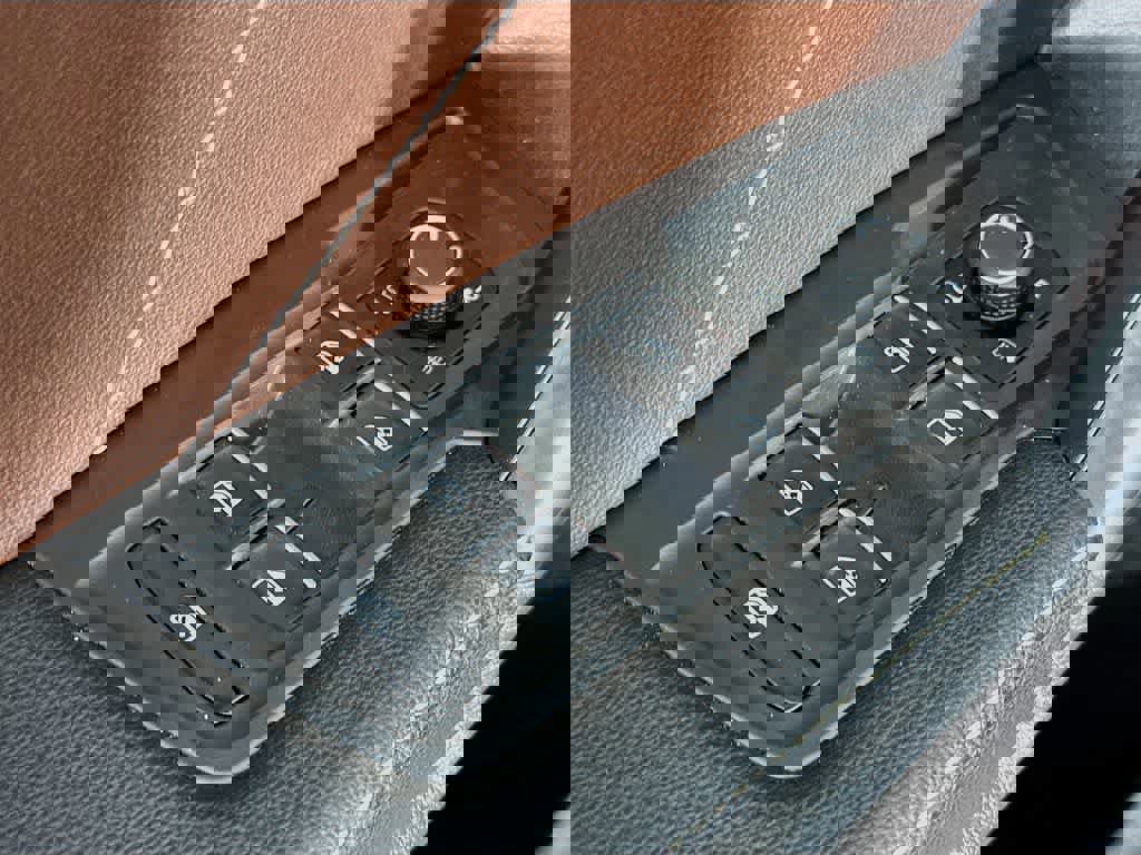 Used 2022 Volkswagen Tiguan SEL R-Line image 29