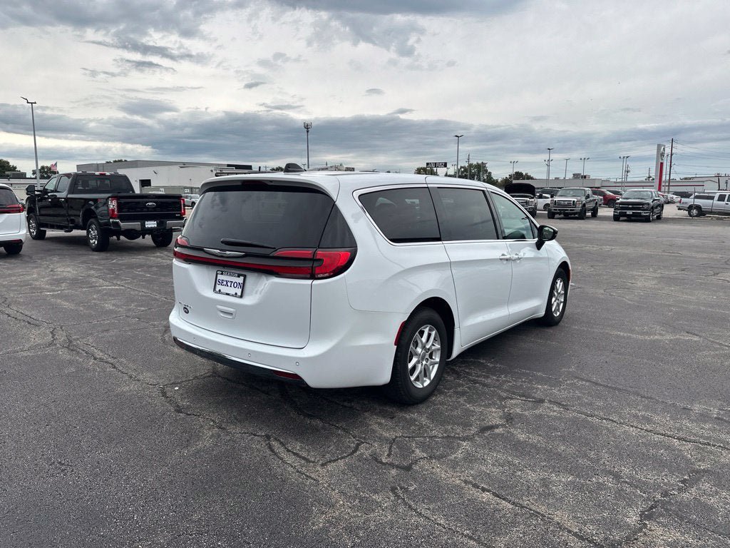 Used 2025 Chrysler Pacifica Select FWD image 7