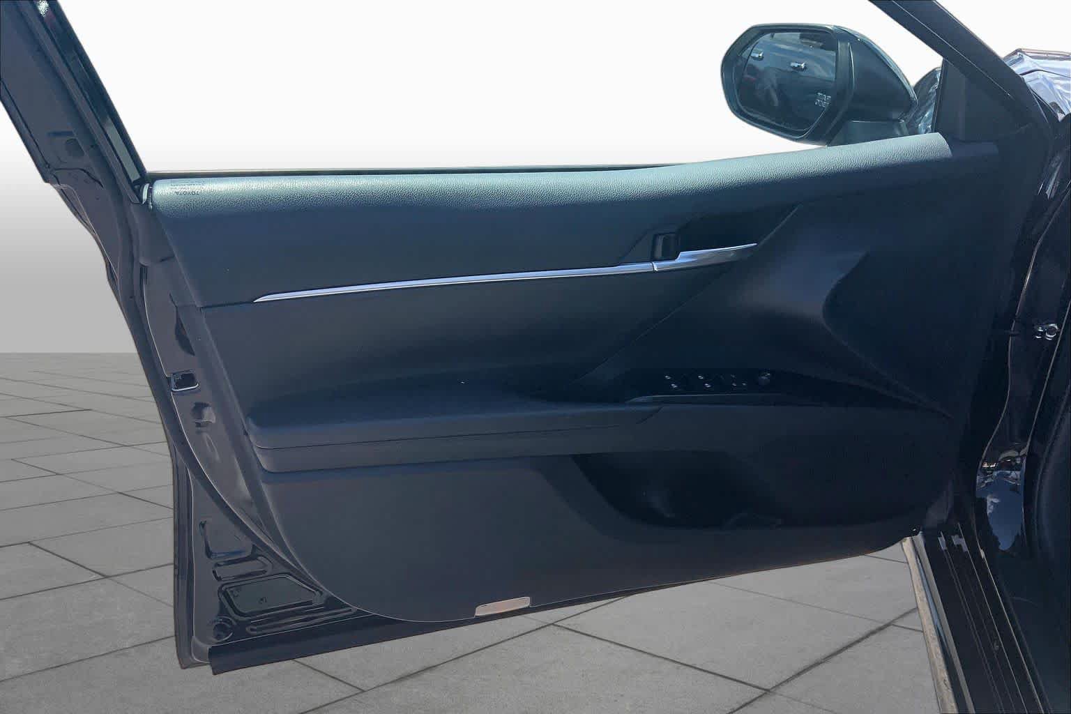 Used 2019 Toyota Camry SE w/ Convenience Package FWD image 22