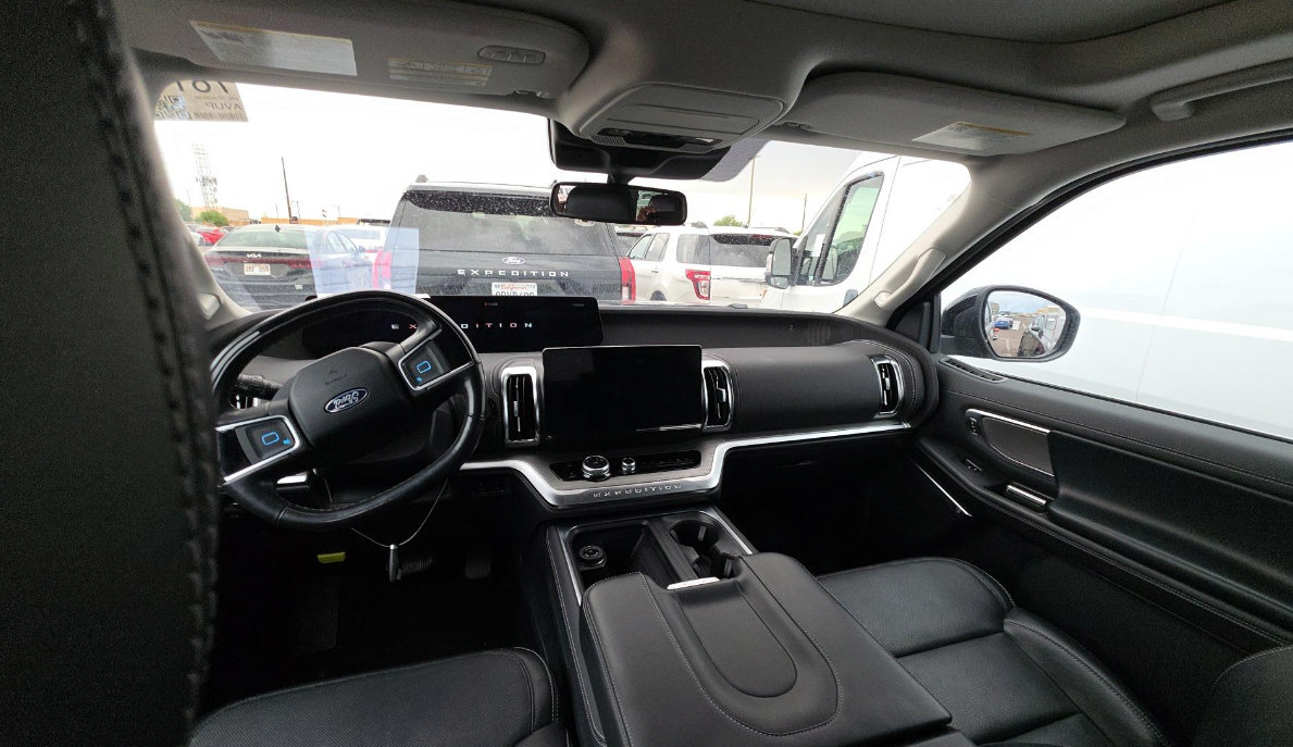 Certified 2025 Ford Expedition Platinum AWD/4WD image 5