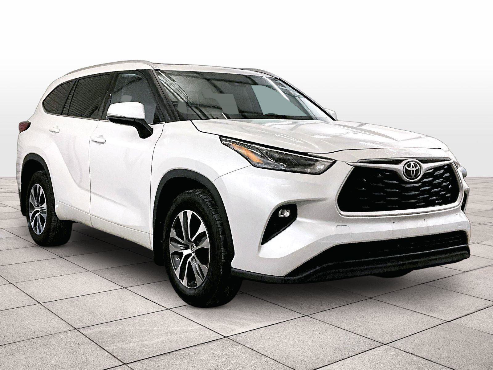 Used 2022 Toyota Highlander XLE AWD/4WD image 2
