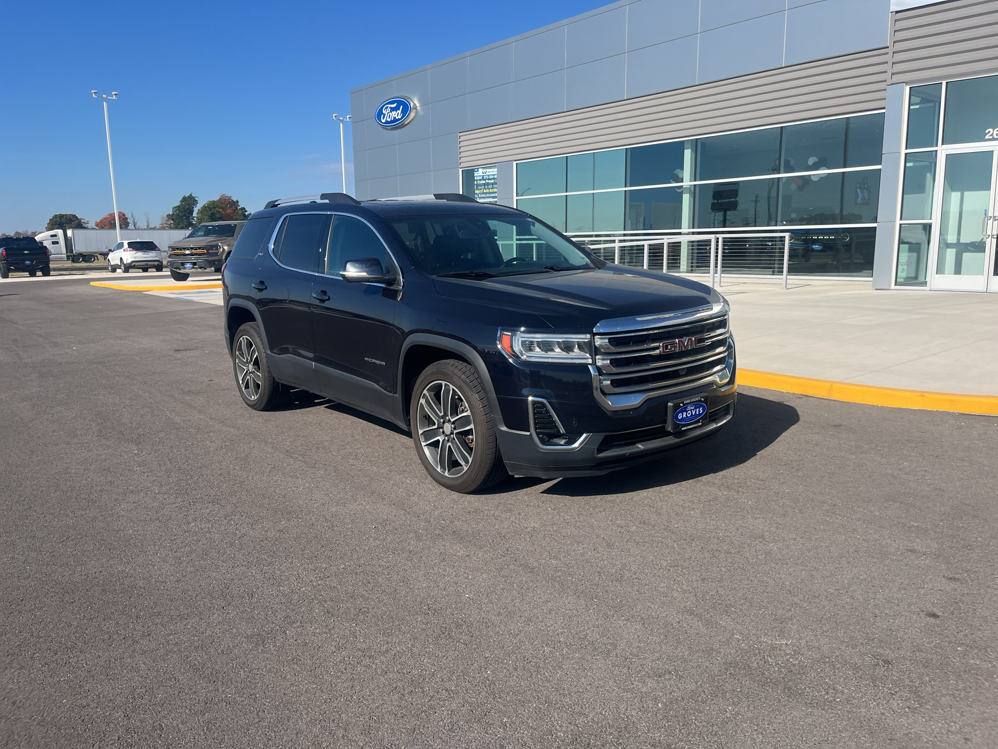 Used 2021 GMC Acadia SLT w/ Technology Package AWD/4WD image 3